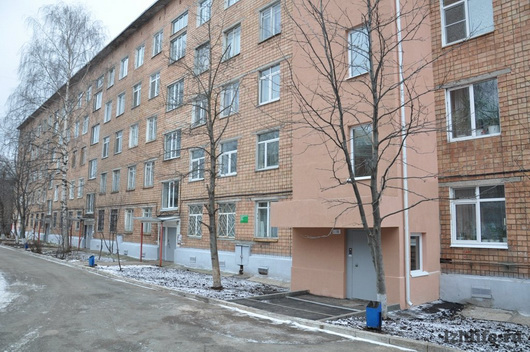В обычной на первый взгляд пятиэтажке в центре Ижевска, где проживает легендарный конструктор Михаил Тимофеевич Калашников, установили лифт